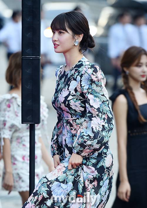 ▲ 트와이스 모모 '드레스 잡고 사뿐사뿐'