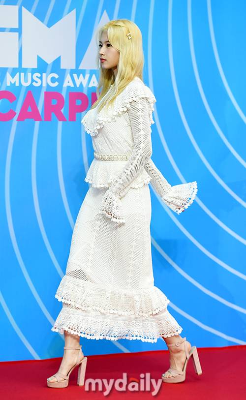 ▲ 트와이스 사나 '눈에 확 띄는 금발'