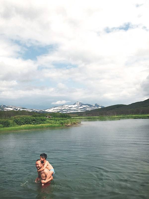ⓒ박지연 제공 설산이 보이는 캄차카반도의 호둣카 노천온천에서 온천욕을 즐기는 모습.