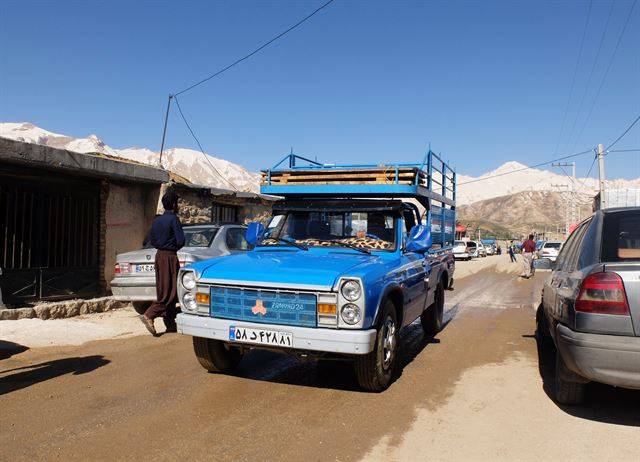 안전의 의무를 승객에게 지우는 픽업트럭.