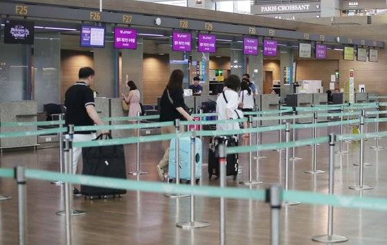 인천국제공항 일본행 비행기 탑승수속 시간에 열린 체크인 카운터. [뉴시스]