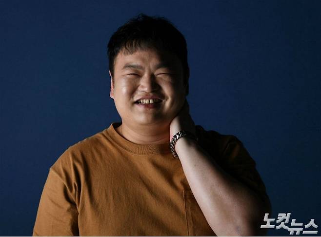 최근 종영한 SBS 드라마 '열혈사제' 에서 편의점 직원 오요한 역으로 열연을 펼친 배우 고규필이 9일 오후 서울 양천구 CBS노컷뉴스 사옥에서 인터뷰 전 포즈를 취하고 있다. (사진=황진환 기자)