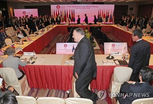 냉랭한 한일.. 미국의 중재 결과는? (방콕=연합뉴스) 이정훈 기자 = 마이크 폼페이오 미국 국무장관이 2일 오전(현지시간) 태국 방콕 센타라 그랜드호텔에서 열린 동아시아정상회의(EAS) 외교장관회의에서 강경화 외교부 장관(앞줄 왼쪽 뒷모습)과 고노 다로 일본 외무상(오른쪽) 옆으로 지나가고 있다. 2019.8.2 uwg806@yna.co.kr