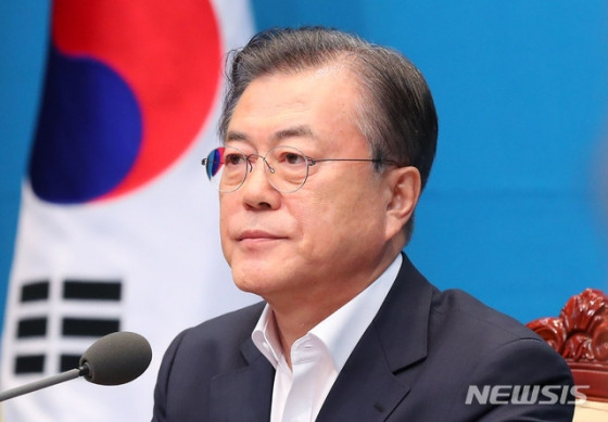【서울=뉴시스】전신 기자 = 문재인 대통령이 2일 청와대 여민관에서 열린 긴급 국무회의를 주재하고 있다.    이날 문 대통령은 "日, 백색국가 배제…대단히 무모한 결정"이라며 깊은 유감을 표했다. 또, "도전에 굴복하면 역사는 또 다시 반복된다"며, "국민의 위대한 힘을 믿고 정부가 앞장서겠다. 도전을 이겨낸 승리의 역사를 국민과 함께 또 한 번 만들겠다"고 밝혔다. 2019.08.02.     photo1006@newsis.com