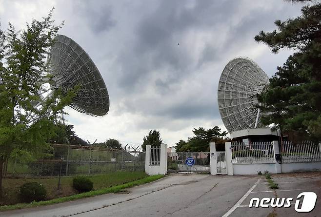 충북 보은군 마로면 적암리 kt sat 보은위성센터가 수년째 흉물로 방치되고 있다. 이 위성센터는 1985년 3월 개국했으나 해저 광케이블이 발달하면서 기능과 활용도가 떨어지고, 수익 창출이 되지 않자 2013년 10월 중계업무를 중단하고 문을 닫았다.2019.08.02. © News1 김기준 기자