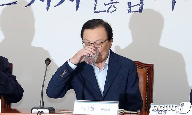 이해찬 더불어민주당 대표가 4일 서울 여의도 국회에서 열린 당정청협의회에서 물을 마시고 있다. 더불어민주당과 정부, 청와대는 이날 고위 당정청협의회에서 일본의 경제보복 조치에 대응하기 위해 소재·부품·장비 경쟁력 강화 대책을 논의했다. 2019.8.4/뉴스1 © News1 이종덕 기자