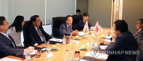 스페인서 일본 의원들과 만난 여야 의원단 (서울=연합뉴스) 북한인권에 관한 국제의원연맹(IPCNKR)이 주최하는 회의에 참석차 스페인을 방문한 여야 의원들이 29일(현지시간) 바르셀로나에서 일본 측 의원들과 일본 수출규제와 관련한 간담회를 가지고 있다.      테이블 왼쪽부터 한국당 강효상 의원, 민주당 백재현 의원, 한국당 홍일표 의원, 바른미래당 하태경 의원. 2019.07.29 [자유한국당 홍일표 의원실 제공. 재판매 및 DB 금지] photo@yna.co.kr