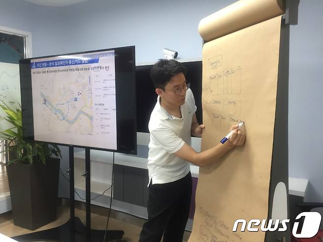 통신기록을 통한 전염병 관리를 제안하는 이재호 KT 빅데이터사업지원단 과장(KT 제공) © 뉴스1