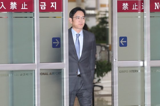 일본 출장을 갔던 이재용 삼성전자 부회장이 지난 12일 김포공항을 통해 입국하고 있다. [뉴스1]