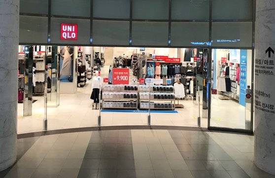 3일 서울 강서구 김포공항 롯데몰에 위치한 유니클로 스카이파크점 지하 2층. 주말인데도 출입하는 사람이 드물었다. 문희철 기자