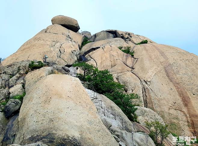 북한산 최고봉 백운대(정상에 태극기)