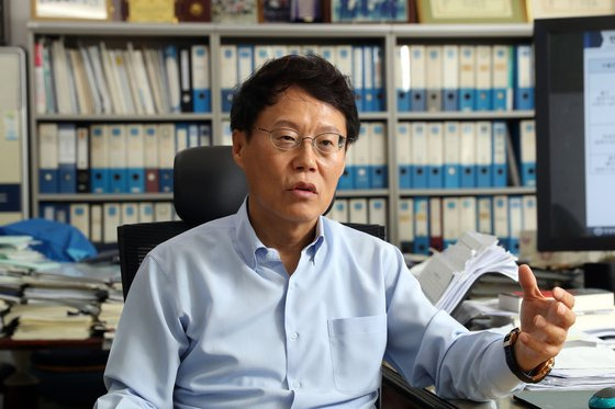 박재근 한국반도체디스플레이학회장은 "삼성이나 SK가 이달 말이면 일본이 수출 규제한 핵심소재 3종에 대한 양산 테스트를 마무리할 것"이라며 "일본 공급사들이 되레 최대 수요처를 잃게 돼 경영상의 위협에 직면하게 될 것"이라고 강조했다. 박 회장이 지난 4일 한양대 연구실에서 중앙일보와 인터뷰하고 있다. 우상조 기자