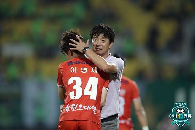 ▲ 이영재와 김병수 감독 ⓒ한국프로축구연맹