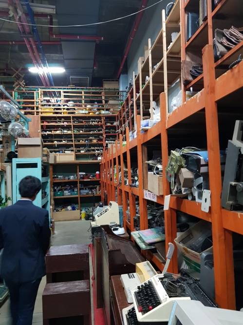 갈 곳 잃은 소품들 (남양주=연합뉴스) 최재훈 기자 = 경기도 남양주종합촬영소 이전으로 한국영화의 역사가 담긴 40만점의 소품들이 갈 곳을 잃고 폐기 위기에 놓였다. 사진은 소품들이 쌓인 창고의 모습. 2019.8.6      jhch793@yna.co.kr