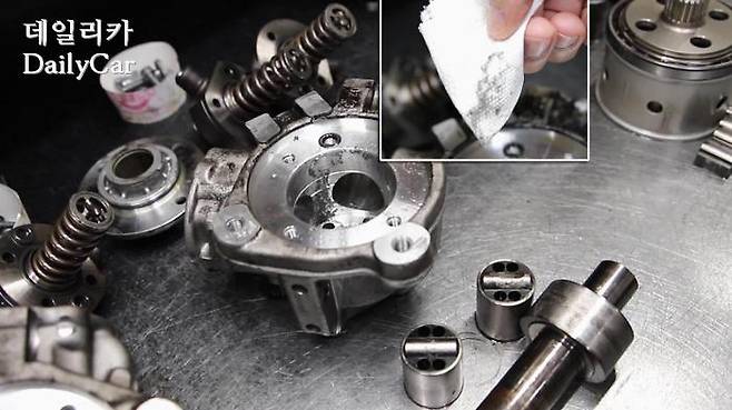 커먼레일 내부에 낀 더러운 쇳가루