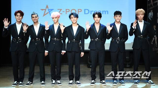 Z-POP Dream Project(지팝 드림 프로젝트) 쇼케이스가 8일 오후 서울 강남구 청담동 일지아트홀에서 열렸다. Z-POP Dream Project(지팝 드림 프로젝트)는 Z세대라 불리는 1995년 이후 출생자를 대상으로, 아시아의 스타를 발굴해 K-POP(케이팝)을 넘어서는 새로운 장르 Z-POP(지팝)을 탄생시키겠다는 포부에서 기획된 프로젝트다. Z-Boys(지보이즈)가 포토타임을 갖고 있다. 청담동=박재만 기자 pjm@sportschosun.com/2019.08.08/