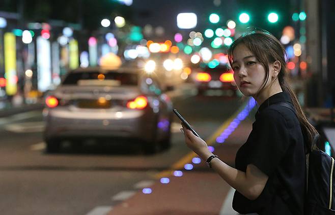 2019년 8월 5일 밤 11시쯤 서울 종로구 종각역 인근에서 본지 강다은 기자가 스마트폰 앱을 이용하여 탑승 허용 '반반택시'를 잡고 있다. 30분 넘게 기다렸지만 택시는 잡히지 않았다. / 오종찬 기자