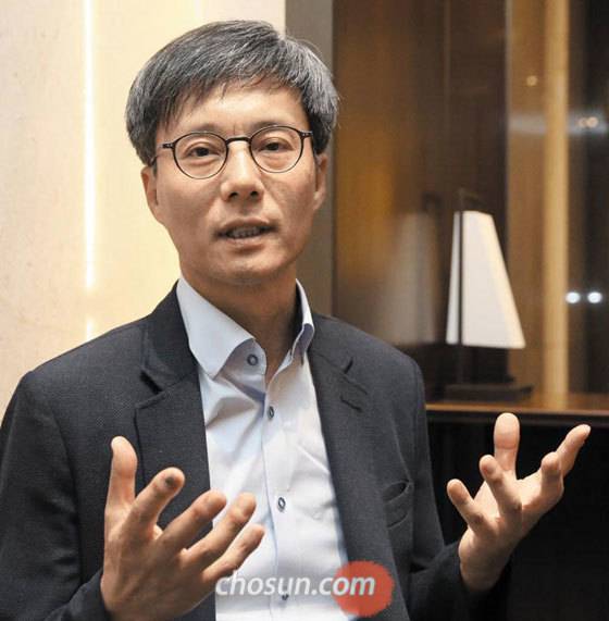 서울대 황철성 재료공학부 교수가 7일 서울 양재동 엘타워에서 열린 '일본 수출 규제 관련 긴급 토론회'에 참석하기에 앞서 반도체 소재 국산화 등에 대한 자신의 생각을 설명하고 있다. /김연정 객원기자