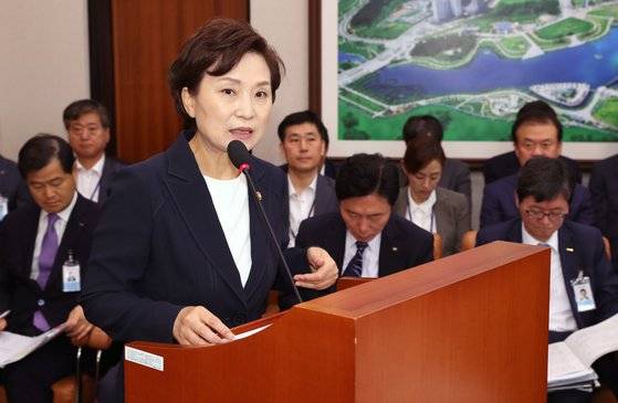 지난달 서울 여의도 국회에서 열린 국토교통위원회 전체회의에서 현안보고를 하고 있는 김현미 국토교통부 장관. ［ 뉴스1］