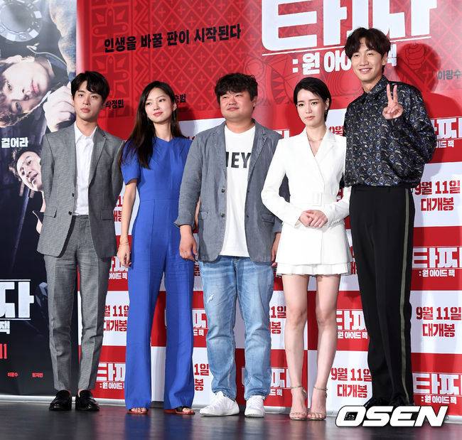 [OSEN=이대선 기자] 8일 서울 광진구 롯데시네마 건대입구에서 영화 ‘타짜: 원 아이드 잭’ 제작보고회가 열렸다. 배우 박정민, 최유화, 권오광 감독, 임지연, 이광수가 포토타임을 갖고 있다. /sunday@osen.co.kr