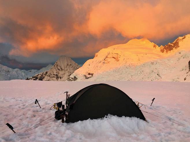 민미정 강사의 힐레베르그 니악 텐트. 페루 피스코(5,675m) 등반 중 만년설에서의 야영. 길이가 짧은 펙으로는 고정이 어려워 스틱을 펙 대용으로 활용했다.
