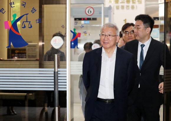 오전 공판 마친 양승태 전 대법원장 - 사법행정권 남용 의혹을 받는 양승태 전 대법원장이 5일 서울 서초구 서울중앙지법에서 열린 오전 속행공판을 마친 뒤 법원을 나서고 있다. 2019.8.5 연합뉴스 오전 공판 마친 양승태 전 대법원장 - 사법행정권 남용 의혹을 받는 양승태 전 대법원장이 5일 서울 서초구 서울중앙지법에서 열린 오전 속행공판을 마친 뒤 법원을 나서고 있다. 2019.8.5 연합뉴스