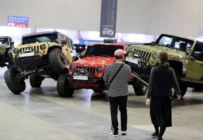 2018년 10월19일 고양 킨텍스 제1전시장에서 열린 '2018 오토위크'에서 관람객이 튜닝카를 보고 있다. ⓒ 연합뉴스