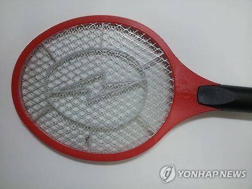 전기 모기채 [연합뉴스 자료사진]