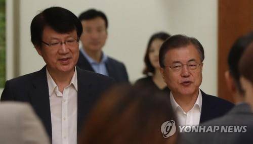 문 대통령, 국민경제자문회의 소집 (서울=연합뉴스) 한상균 기자 = 문재인 대통령이 8일 오전 청와대에서 열린 국민경제자문회의에 이제민 자문회의 부의장과 입장하고 있다. 2019.8.8 xyz@yna.co.kr