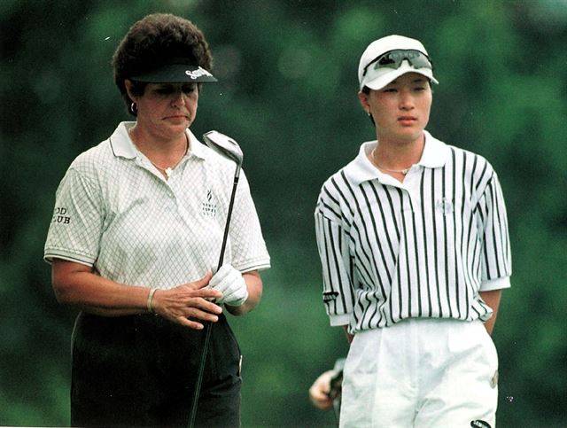 루키 시절의 박세리 감독(오른쪽)이 낸시 로페즈 선수와 1998년 7월 LPGA JAL 빅애플클래식 1라운드에서 티오프를 기다리고 있다. AP 연합뉴스
