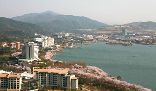 경북 경주시 신평동과 천군동 일대 조성된 보문관광단지 전경. 경북도문화관광공사는 보문단지 활성화로 관광객을 끌어들이기 위해 새단장을 추진하고 있다.  경북도문화관광공사 제공