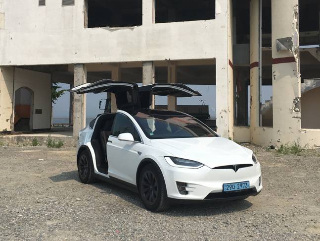 충남 당진의 한 폐건물 앞에 멈춰선 테슬라 모델X. 팔콘 윙 도어를 펼친 모습이 인상적이다. ⓒ데일리안 박영국 기자