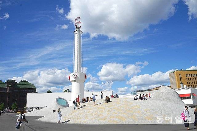 아모스 렉스 미술관의 광장으로 지하가 미술관으로 사용된다.