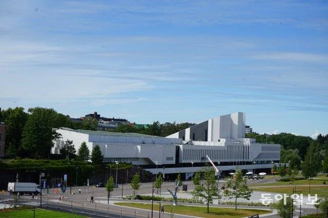 ‘현대 건축의 아버지’라 불리는 핀란드가 낳은 세계적 건축가인 알바르 알토(1898~1976)의 발자취를 헬싱키에서 따라가 볼 수 있다. 알토는 건축과 가구 디자인에서 많은 작품을 남겼다. 자연적인 디자인에 실용성까지 겸비한 음악당인 핀란디아 홀, 알토의 생가와 작업실(스튜디오 알토) 등 헬싱키에는 그의 손이 닿은 곳이 많다.