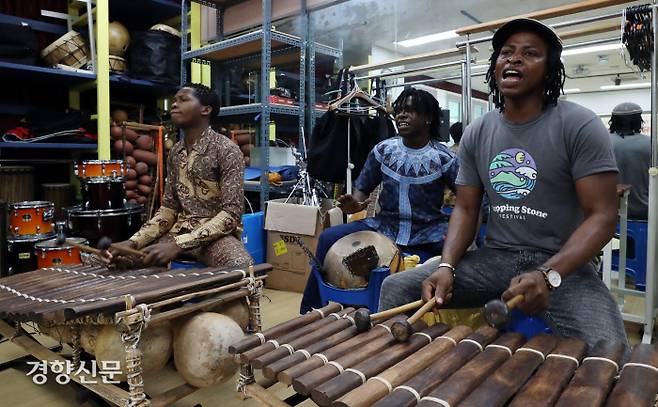 아미두(오른쪽)가 부천 송내동청소년문화의집 몸짓나래 강의실에서 동생들과 함께 연주 연습을 하고 있다.