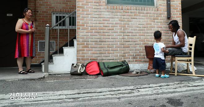 아미두가 아내 이영수씨, 아들 루민과 함께 시간을 보내고 있다.