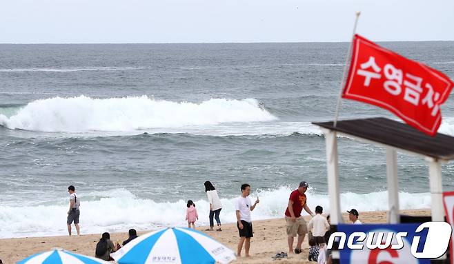 궂은 날씨에 해수욕장 입수 금지. (뉴스1 DB) © News1