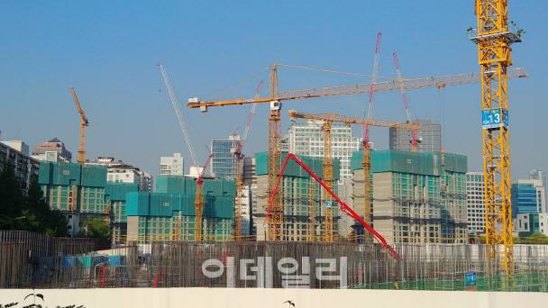 서울 서초구 서초동의 한 재건축 아파트 건설 현장(사진=이데일리DB)