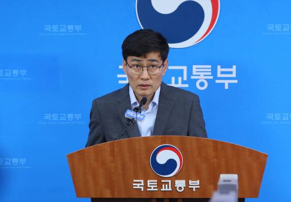 이문기 국토교통부 주택토지실장이 12일 세종시 정부세종청사 국토교통부에서 ‘민간택지분양가 상한제’에 관해 설명하고 있다.(연합뉴스 제공)
