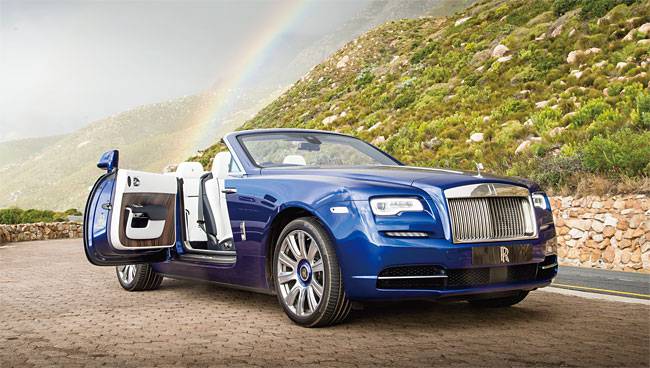 롤스로이스의 컨버터블 모델 ‘던’은 문의 힌지가 앞에 있는 것이 아니라 뒤에 있다. 문이 열리는 모습이 특이하다. 사진 롤스로이스