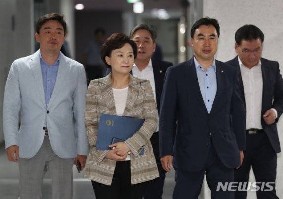 김현미 국토교통부 장관과 민주당 의원들이 12일 서울 여의도 국회 의원회관에서 열린 민간택지 분양가 상한제 당정협의에 참석하고 있다./뉴시스
