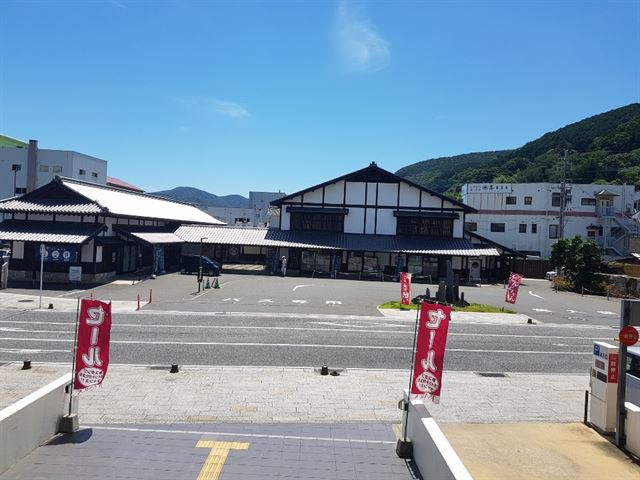 지난 8일 오후 일본 쓰시마시의 관광정보관 앞 주차장이 텅 비어 있다. 한일 관계가 악화되기 전 이곳에는 관광버스들이 줄이어 주차돼 있었던 곳이다.