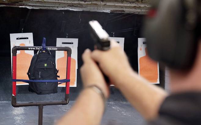 스티브 나레모어가 9일(현지시간) 휴스턴의 한 사격 연습장에서 방탄 효과를 테스트 하고 있다. [AP=연합뉴스]