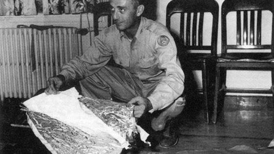미 육군 항공대가 1947년 7월 7일 로즈웰에서 수거했다며 공개한 기구의 잔해들. [사진 미 공군]
