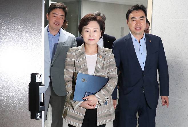 김현미 국토교통부 장관(가운데)이 12일 오전 민간택지 분양가 상한제 개선 방안을 논의하는 당정협의에 참석하기 위해 국회 의원회관 회의실로 들어서고 있다. |연합뉴스