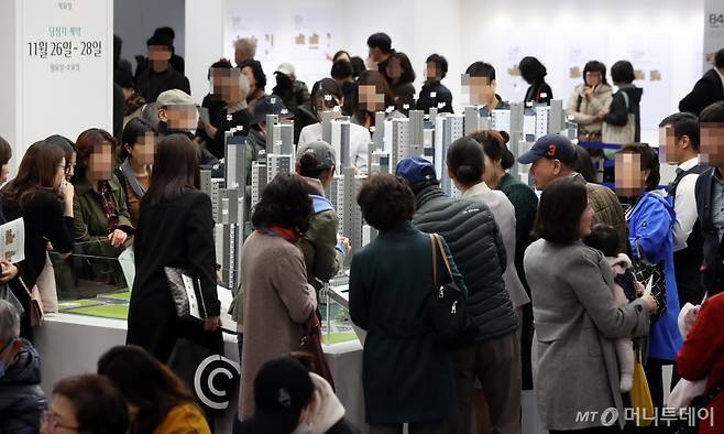 지난해 10월 분양한 래미안리더스원(서초우우성1차 재건축) 단지 모델하우스에서 방문객들이 단지 모형도를 살펴보고 있다. /사진제공=이기범 기자