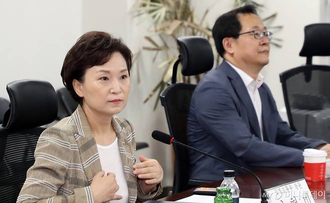 김현미 국토교통부 장관이 12일 서울 여의도 국회에서 열린  민간택지 아파트 분양가 상한제 시행을 위한 비공개 당정협의회에서 회의준비를 하고 있다. /사진제공=뉴스1