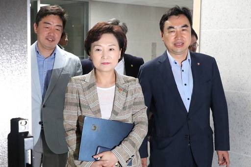 김현미 국토교통부 장관(가운데)이 12일 오전 민간택지 분양가 상한제 개선 방안을 논의하는 당정협의에 참석하기 위해 더불어민주당 국토교통위원회 윤관석 간사(오른쪽) 등과 의원회관 회의실로 향하고 있다. 연합뉴스