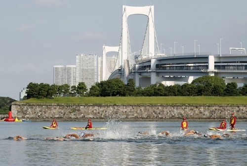 도쿄올림픽 오픈워터 경기장 (교도 도쿄=연합뉴스) 도쿄올림픽 조직위원회가 11일 일본 도쿄 오다이바 해상공원에서 개최한 2020 도쿄올림픽 오픈워터 테스트에서 선수들이 역영하고 있다.