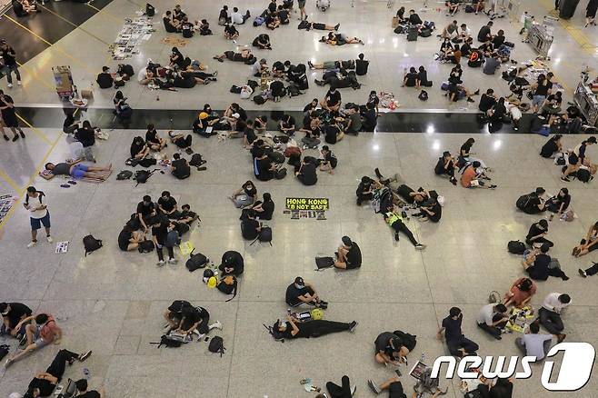 홍콩 시위대가 12일 공항 대합실을 점거해 연좌농성을 벌이고 있다. © AFP=뉴스1 © News1